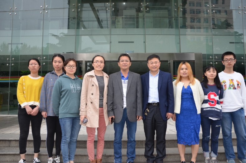 国家木薯产业技术体系首席科学家李开绵访问上海木薯生物技术中心